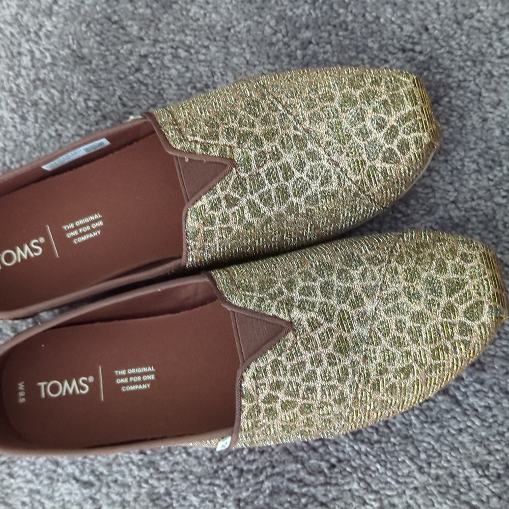 Metallic giraffe print TOMS women's 9.5